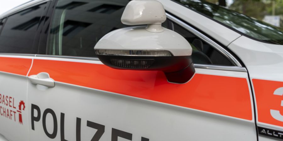 Eine 77-jährige Fussgängerin wurde in Birsfelden BL von einer Velofahrerin zu Boden geschleudert und schwer verletzt. Die Polizei sucht Zeugen. (Archivbild)
