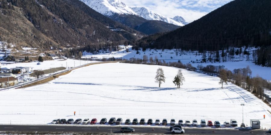 Der Park-and-Ride-Parkplatz südlich von Zernez wurde geschlossen. Der Grund dafür ist auf dem Bild selbst zu sehen: Der Parkplatz blieb während der ersten Woche der Olympischen Winte...
