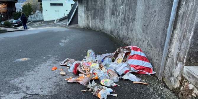 Aufgerissener Abfallsack