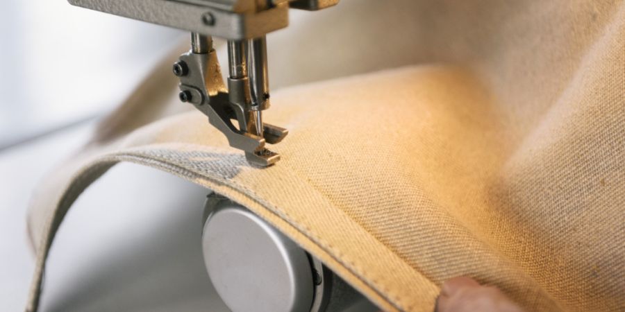 An der Schule für Mode und Gestaltung werden Menschen in Bekleidungsberufen ausgebildet. (Symbolbild)