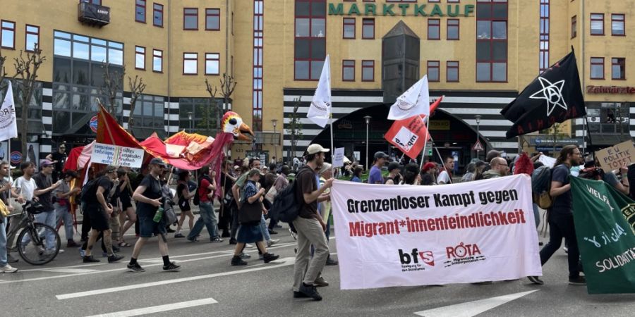 Mehrere hundert Menschen nahmen an der grenzüberschreitenden Kundgebung teil. Die Kundgebung endete auf der Dreiländerbrücke beim Rheinpark in Weil am Rhein (D).
