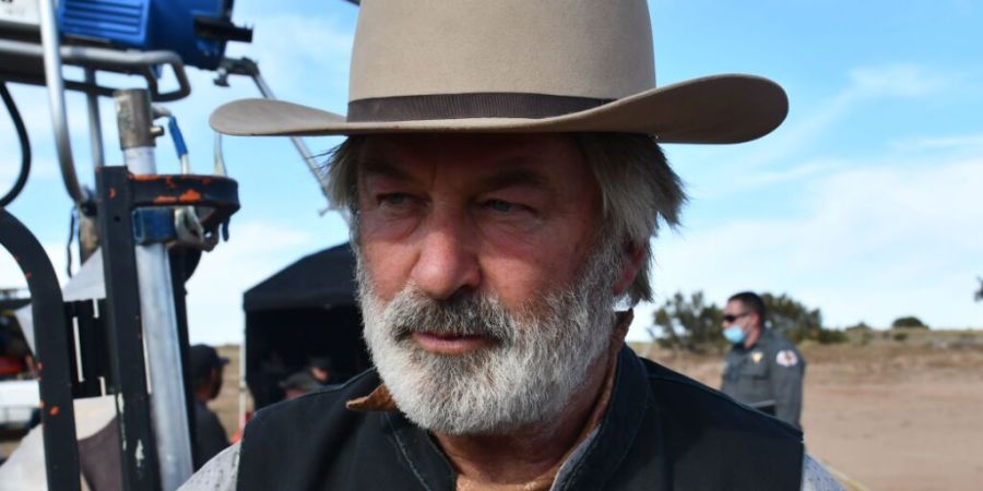 HANDOUT - Alec Baldwin am Set in seinem Kostüm für den Film 'Rust'. Das Büro des Sheriffs von Santa Fe County hat Fotos von den Ermittlungen zu den tödlichen Schüssen auf die Kamer...