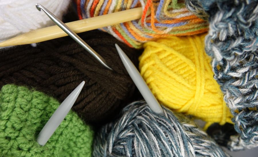 Auch die Wollgeschäfte bestätigen den Strick-Hype: Die Nachfrage steigt, und immer mehr junge Leute sind dabei. (Symbolbild)