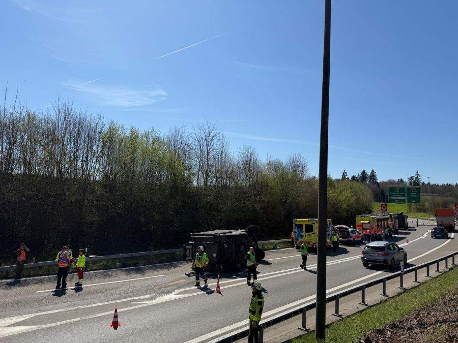 Beim Betzholzkreisel auf der Autobahn in Hinwil ZH kam es zu einem Unfall mit einem Militärfahrzeug.