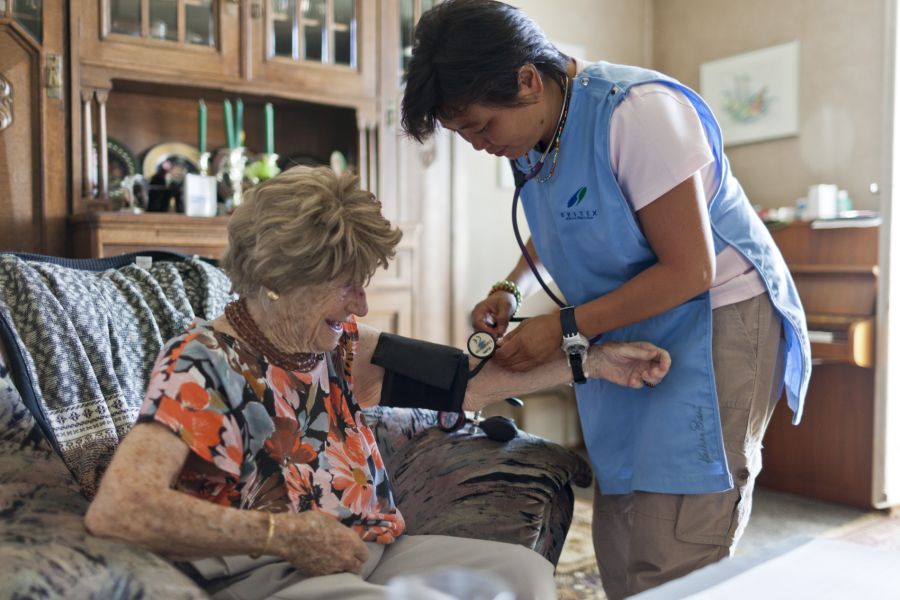Pflegende arbeiten meist allein bei den Kunden, was ein erhebliches Risiko birgt. (Symbolbild)