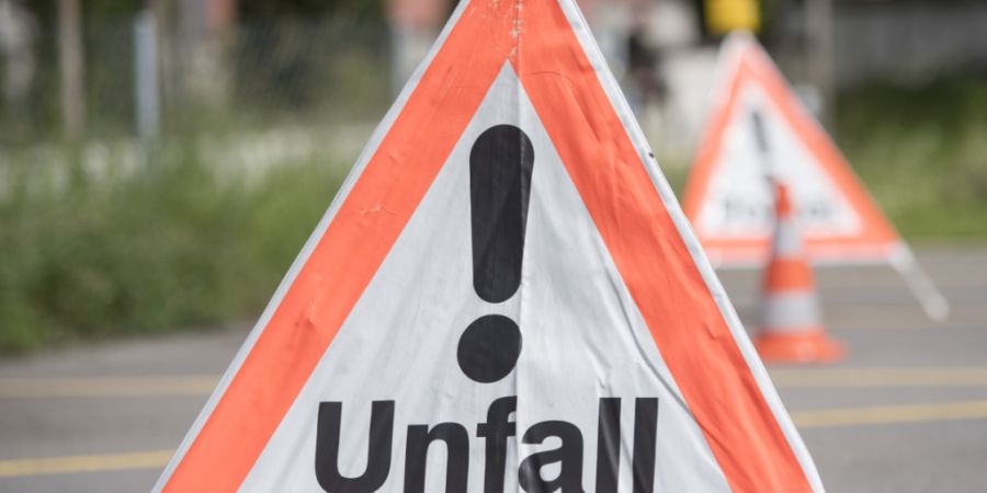 Die Sinserstrasse in Hohenrain musste nach dem Unfall wegen Bergungs- und Reinigungsarbeiten vorübergehend gesperrt werden. (Symbolbild)