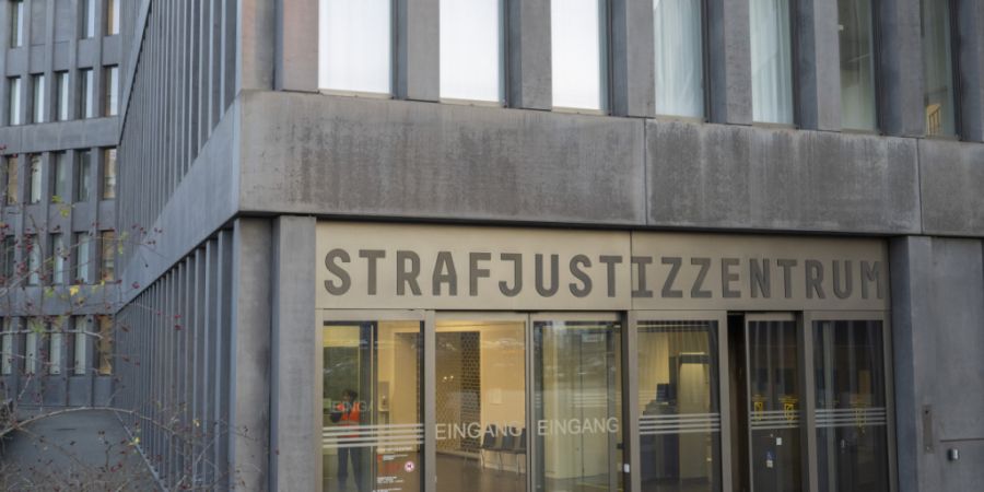 Das Baselbieter Strafgericht in Muttenz hat das Urteil gegen drei Männer im Zusammenhang mit einem 500-Kilogramm-Kokainfund gefällt und Freiheitsstrafen von je 15 Jahren ausgesprochen...