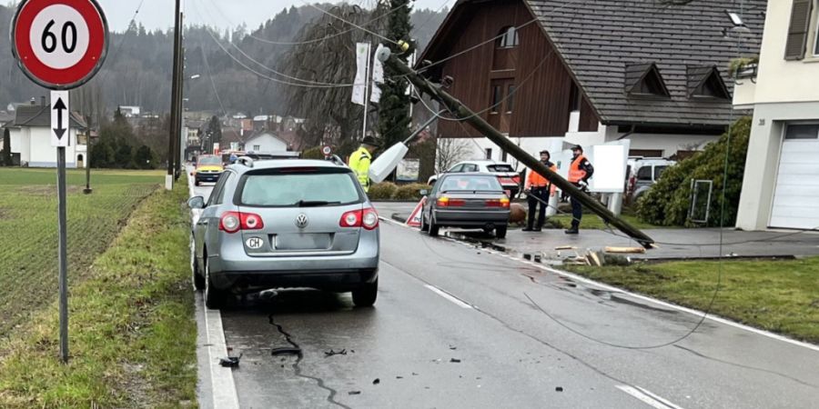 Ein Auto ist am Donnerstagmorgen in Büren gegen einen Strommast gefahren. Dieser blieb über der Fahrbahn hängen.