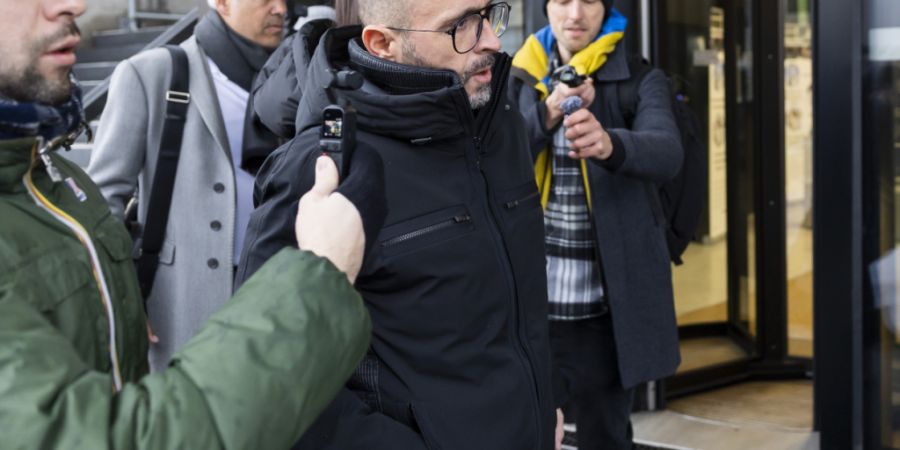 Barbesitzer Jacques Moretti (Bildmitte) muss sich am Mittwoch den Fragen der Opfer-Anwälte stellen. Auf Fragen von Journalisten äusserte er sich nicht.