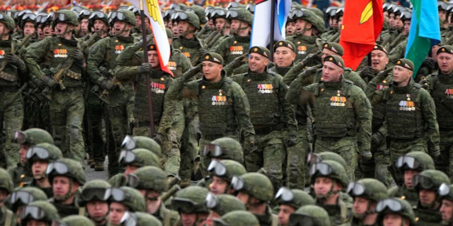 Russische Soldaten bei der Militärparade zum Tag des Sieges am 9. Mai in Moskau. Foto: Alexander Zemlianichenko/Pool AP/AP/dpa/Archivbild