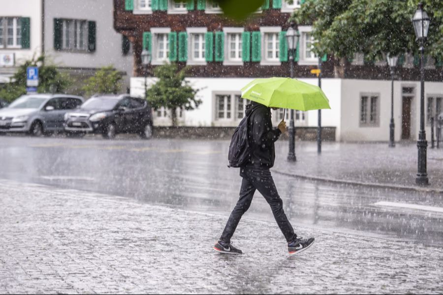 Das Wochenende startet in der Schweiz grau, nass und teils mit Schnee oberhalb von rund 1000 Metern.