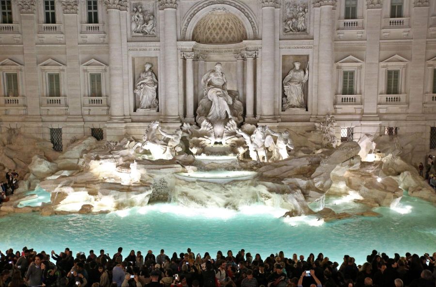 Der Trevi-Brunnen ist ein eindrucksvolles Wahrzeichen im Herzen Roms.