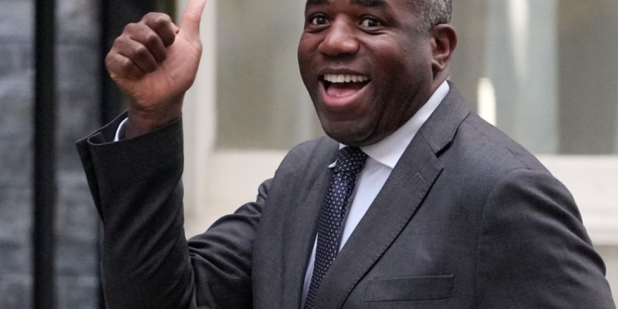 ARCHIV - Der stellvertretende britische Premierminister David Lammy kommt zu einer Kabinettssitzung in der Downing Street. Foto: Kin Cheung/AP/dpa