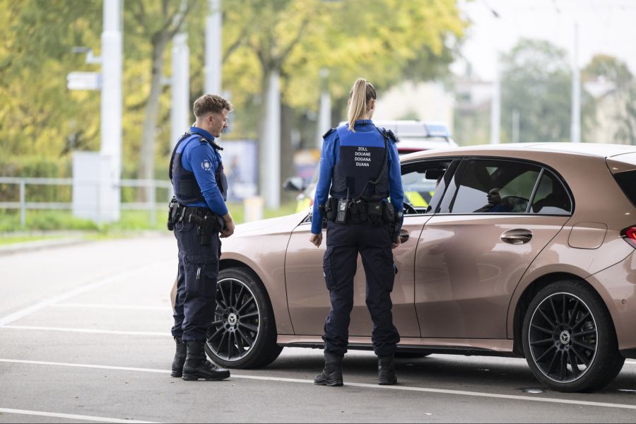 Werden die Bussen nicht bezahlt, droht im Extremfall bei einer erneuten Kontrolle eine Beschlagnahmung des Fahrzeugs. (Symbolbild)