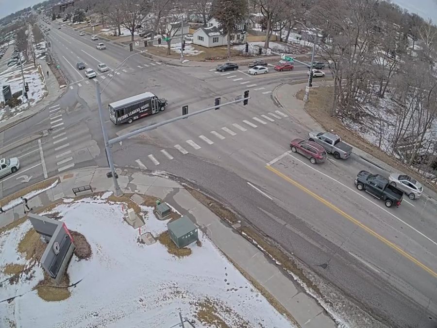 Noch scheint alles normal: Die Fahrzeuge stehen an der Kreuzung, Sekunden bevor der Asphalt nachgibt.