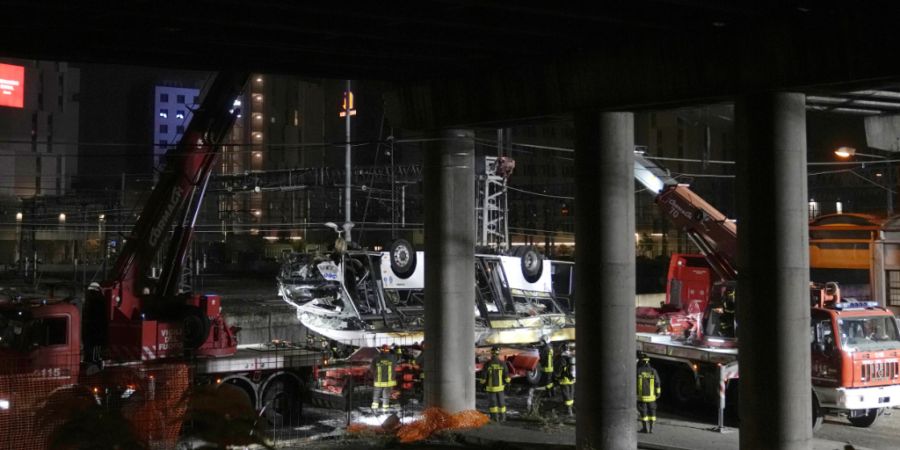 ARCHIV - Italienische Feuerwehrleute arbeiten nach einem Busunglück an der Unfallstelle. Foto: Antonio Calanni/AP/dpa
