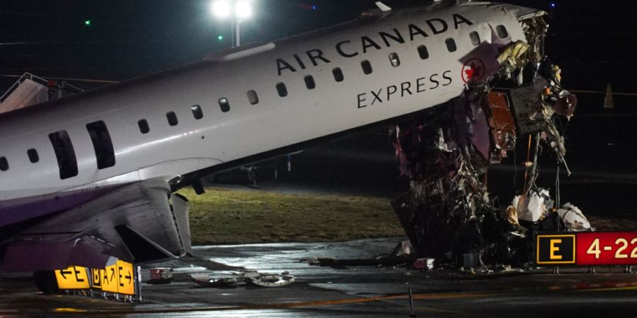 Ein Flugzeug von Air-Canada steht auf der Landebahn des Flughafens LaGuardia, nachdem es mit einem Fahrzeug zusammengestoßen ist. Foto: Ryan Murphy/AP/dpa