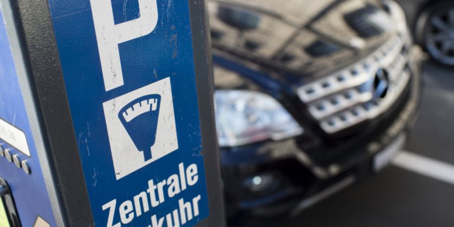 Ein ehemaliger Polizist wird beschuldigt, während Jahren grosse Geldmengen aus einer Parkuhr in Laufen BL entwendet zu haben. (Symbolbild)