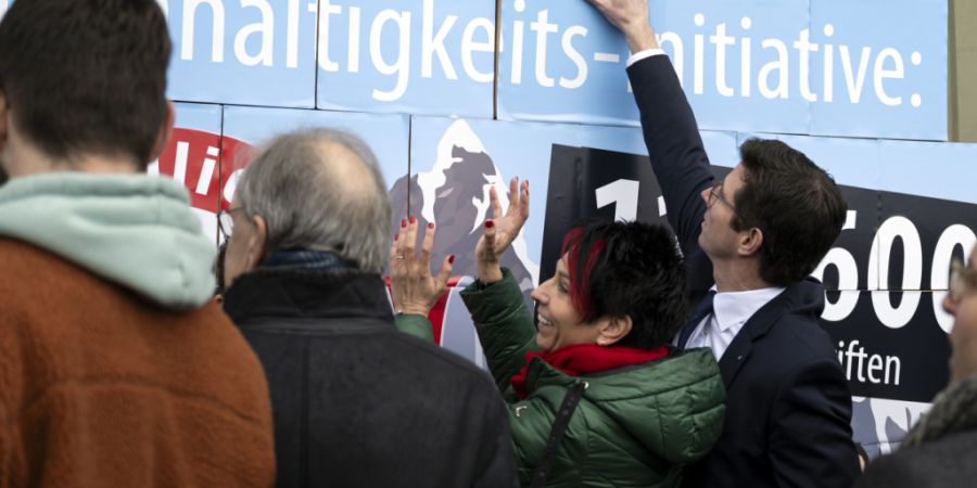 SVP-Exponentinnen und -Exponenten bei der Einreichung der Volksinitiative «Keine 10-Millionen-Schweiz». Die SVP hat heute ihre Kampagne für die Abstimmung am 14. Juni lanciert. (Archiv...