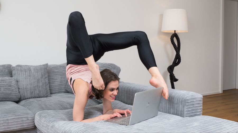 Selbst am Laptop sitzt Nina Burri nicht wie andere. Sie sagt, solche Haltungen seien für sie oft sogar entspannend.