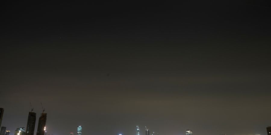 dpatopbilder - Die Überreste einer iranischen Rakete sind am Himmel über Tel Aviv zu sehen, nachdem sie am Samstagmorgen abgefangen wurde. Foto: Maya Levin/AP/dpa