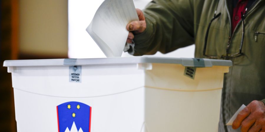 dpatopbilder - Menschen geben ihre Stimme in einem Wahllokal für die Parlamentswahlen in Slowenien ab. Foto: Denes Erdos/AP/dpa