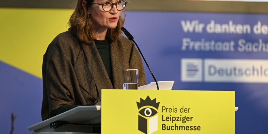 Katerina Poladjan, Autorin des Buches «Goldstrand», spricht nach Erhalt des Preises der Leipziger Buchmesse in der Belletristik-Sparte. Foto: Hendrik Schmidt/dpa