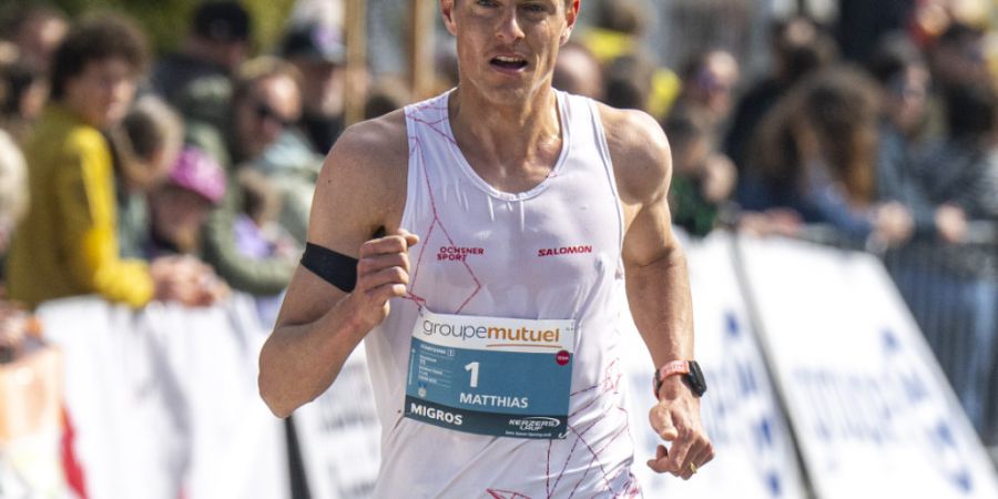 Wie viele andere Teilnehmer des Kerzerslaufs trug auch der Schweizer Matthias Kyburz, Zweiter im Elite-Lauf, eine schwarze Armbinde als Zeichen der Anteilnahme für die Opfer des Postau...