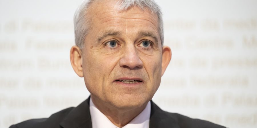 Justizminister Beat Jans erläutert vor den Medien, warum der Bundesrat Anliegen der Konzernverantwortungsinitiative mit einem eigens geschaffenen Gesetz aufnehmen will.