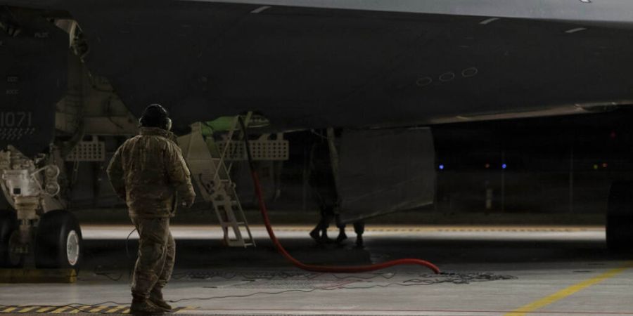 Flieger der U.S. Air Force bereiten einen strategischen Tarnkappenbomber vom Typ B-2 Spirit für einen Bombeneinsatz zur Unterstützung der Operation Epic Fury am 17. März 2026 an eine...