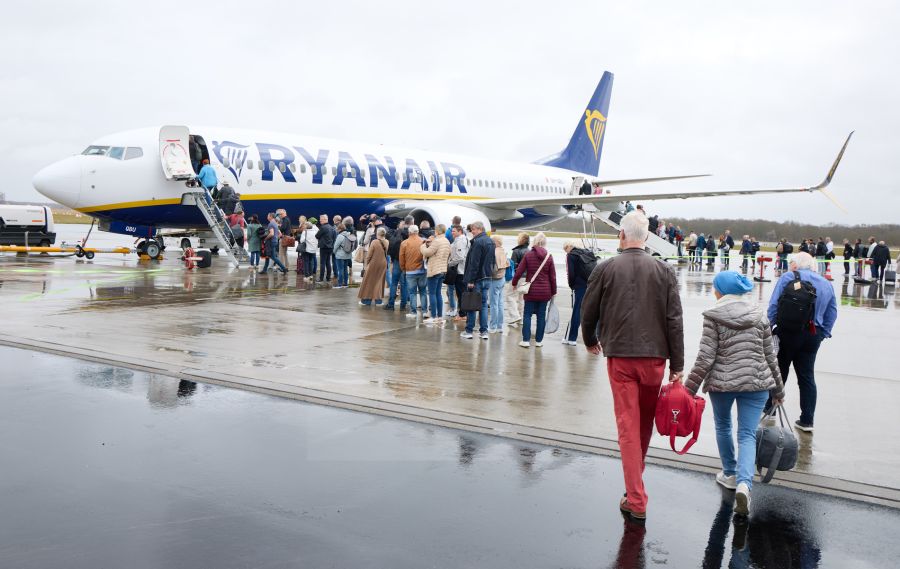 Die Evakuierung aus einem Flugzeug soll maximal 90 Sekunden dauern. Der steigende Anteil älterer Passagiere erschwert laut einer Studie dieses Ziel. (Symbolbild)