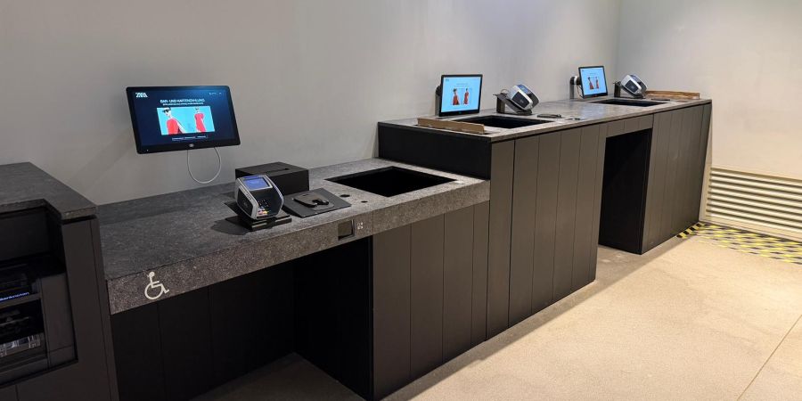 In diese Mulde kann man seine T-Shirts legen – die KI erkennt alle Produkte automatisch.