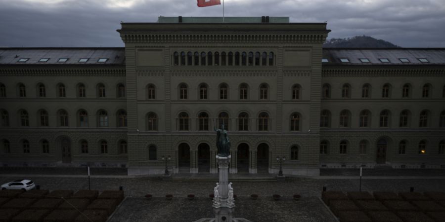 Die Schweizer Flagge am Bundeshaus steht nach der Brandkatastrophe in Crans-Montana auf Halbmast.