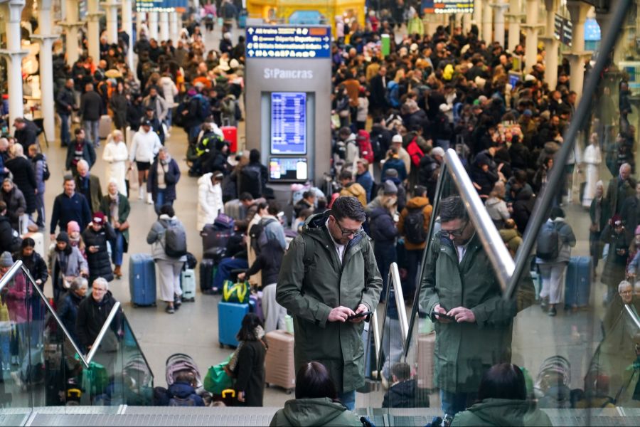 Reisen, die rund 90 Minuten dauern sollten, nahmen zwölf oder mehr Stunden in Anspruch.