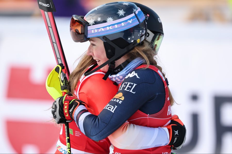 Mikaela Shiffrin, welche im Slalom in dieser Saison bisher dominiert hatte, gratuliert der Westschweizerin zum Sieg.