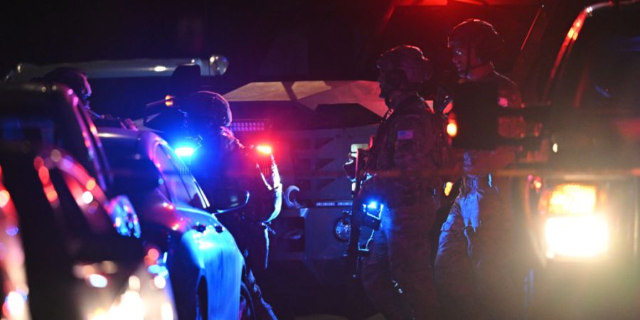 FBI-Beamte betreten ein Haus an einer Adresse, die in Zusammenhang dem mutmaßlichen Angreifer beim White House Correspondents' stehen soll. Foto: William Lang/FR172065 AP/AP/dpa