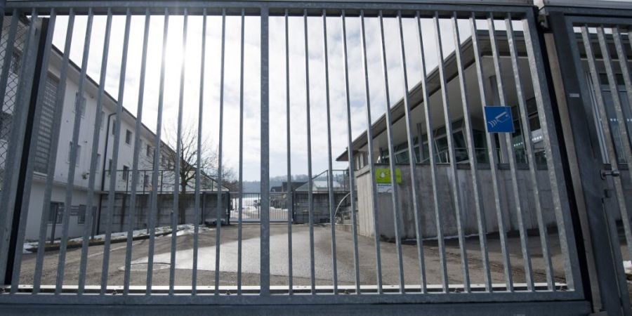 In der Justizvollzugsanstalt für Frauen in Hindelbank ist Anfang Woche eine leblose Frau in ihrer Zelle aufgefunden worden. (Symbolbild)