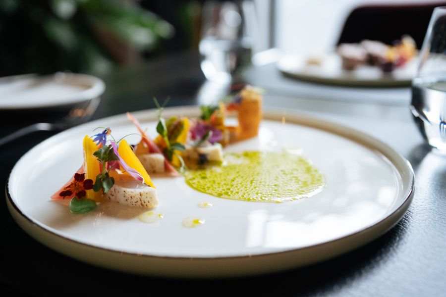 Mariniertes Gemüse mit Petersilienvinaigrette und Pumpernickel im Zwei-Sterne-Restaurant Esplanade Saarbrücken.