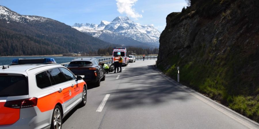 In Sils GR ist am Samstag ein Motorradlenker bei einem Selbstunfall verletzt worden.