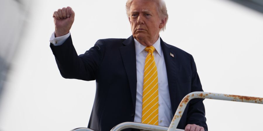 US-Präsident Donald Trump besteigt die Air Force One auf dem Palm Beach International Airport, auf dem Weg nach Miami. Foto: Matt Rourke/AP/dpa