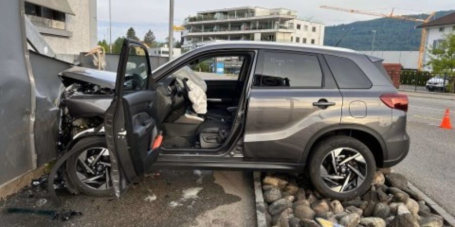 Warum der 72-jährige Autofahrer die Kontrolle über sein Fahrzeug verlor, war zunächst unklar. Die Polizei vermutet ein medizinisches Problem.