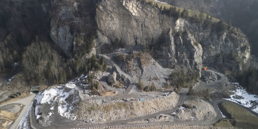 In einer Fluh bei Mitholz wurden 1947 bei einer Explosion tonnenweise Munition verschüttet. Nun soll sie in einem Grossprojekt geborgen werden. (Archivbild)