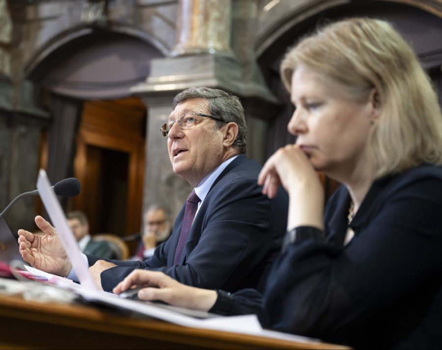 Ständerat Poggia (links) forderte ein neues Gesetz, dass unter anderem Schönheits-OPs strenger regelt. Auch Ständerätin Friedli (rechts) war dafür.