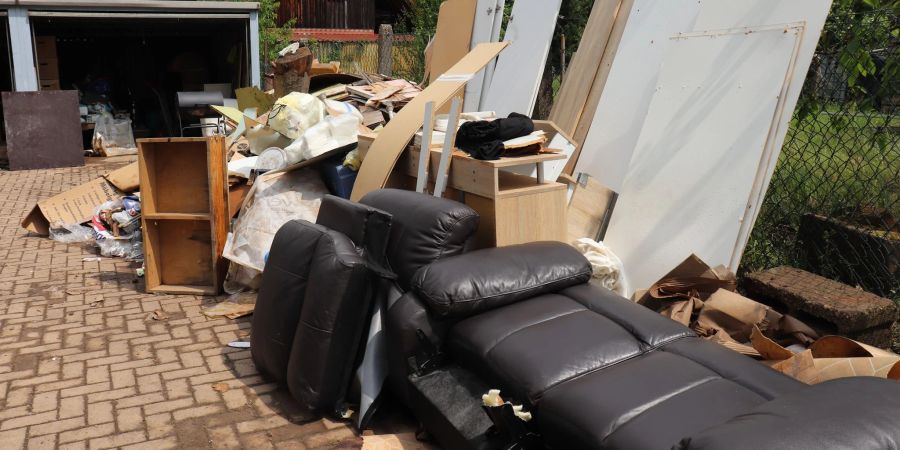 Aufräumen nach dem Hochwasser: Oft muss man sich von vielen Möbeln trennen. Vor allem Naturmaterialien wie Holz bekommt man kaum wieder getrocknet – es besteht schnell Schimmelgefahr.