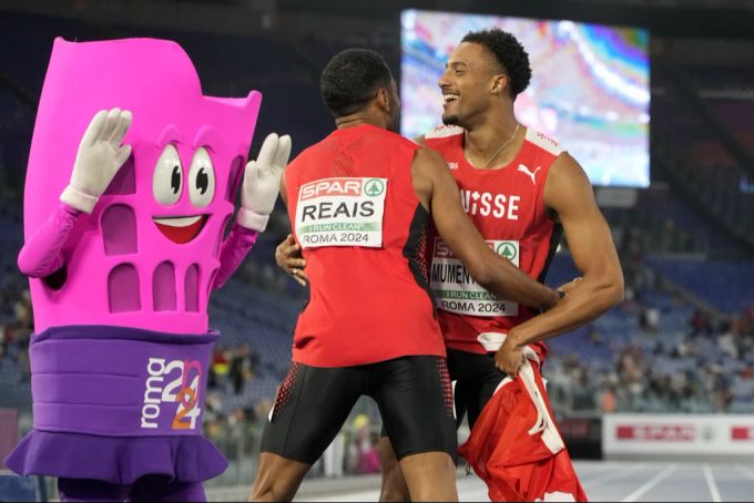 William Reais jubelt mit Landsmann und Sieger Timothé Mumenthaler nach dem 200-Meter-Final. Leichtathletik-EM