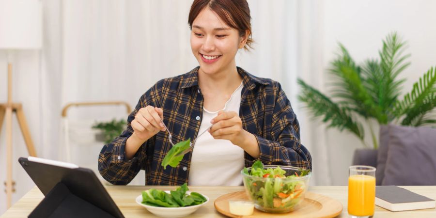 Frau, ausgewogene Ernährung, Home-Office