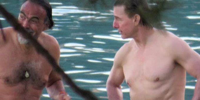 Badespass! - Hier planscht Tom Cruise (61) oben ohne auf Mallorca