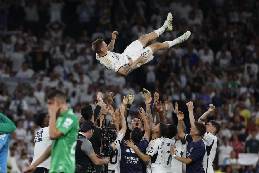 Toni Kroos fliegt durch das Bernabeu.