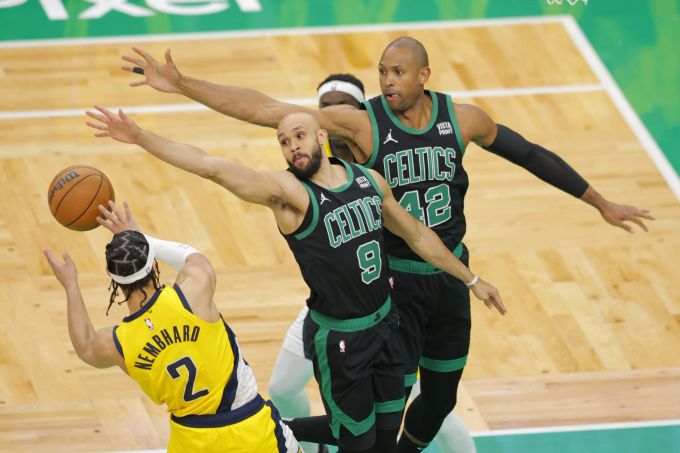 Die Boston Celtics fügen Indiana in den Playoffs der NBA die erste Heimniederlage zu. NBA