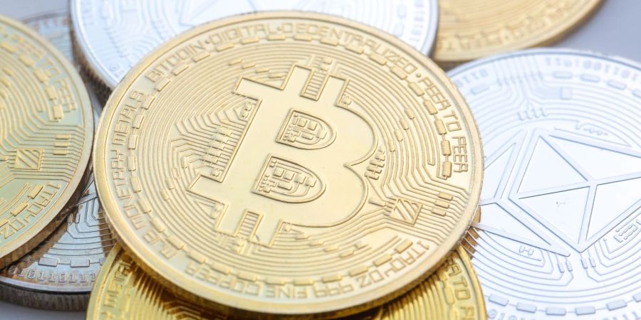 Mit dem Anstieg nähert sich der Bitcoin seinem bisherigen Rekordstand von rund 73.800 Dollar an.